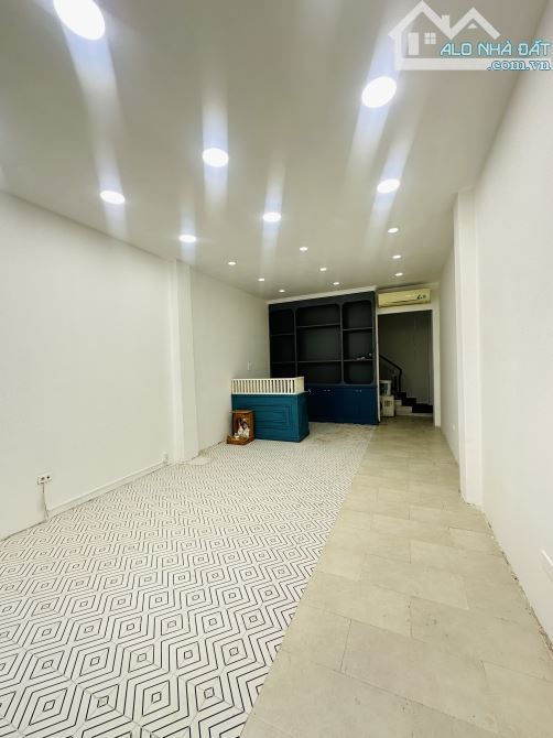 Cho thuê nhà mặt tiền Quận 3 - nhà 3 tầng mới có chỗ đỗ oto - 2