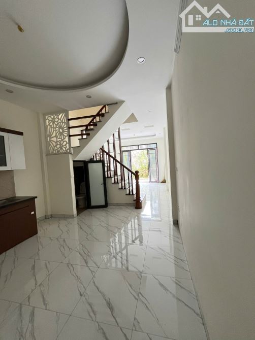 Cực rẻ!!! 3,x tỷ có ngay nhà 3 tầng, 44m2, oto đỗ cửa, sát vách Đại học TDTT - 2