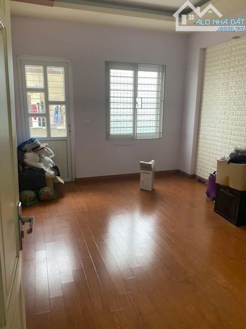 Cho thuê nhà ngõ 3 Hoàng Quốc Việt, 5 tầng x 40m2, 5 ngủ, 4 vệ sinh, 15 Triệu - 2