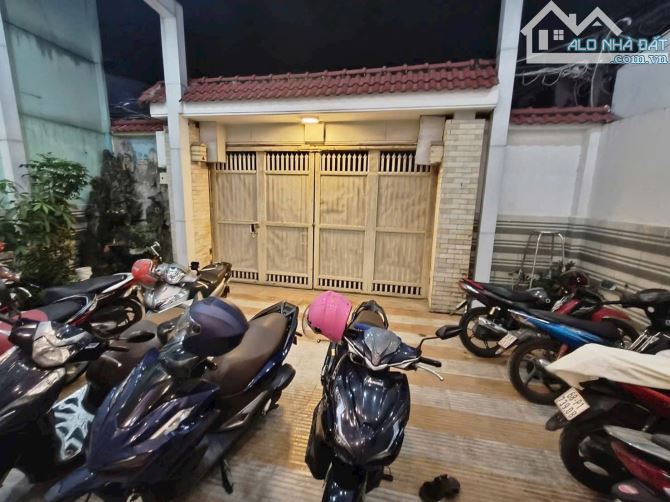 Chủ gửi bán gấp nhà 4 tầng có thang máy ngay đường 11 - 2
