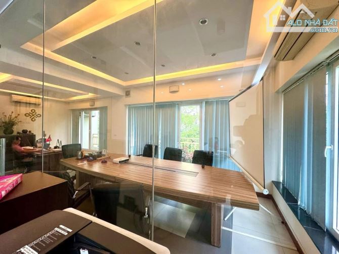 MẶT PHỐ NGUYỄN CHÍ THANH BÁN TOÀ NHÀ ĐẸP SIÊU ĐẸP - KINH DOANH SẦM UẤT - VỈA HÈ ĐÁ BÓNG - 2
