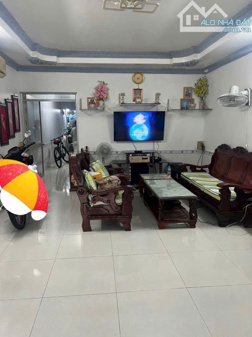 Cần chuyển nhượng lại căn nhà cấp 4 có gác lửng. Đoạn gần ngã tư phòng công chứng khả quan - 2
