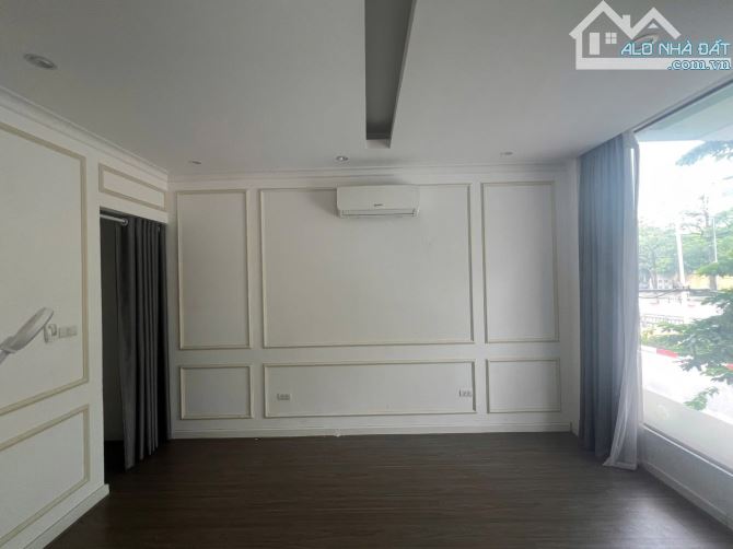 BỎ LỠ LÀ MẤT! TOÀ NHÀ TRIỆU ĐÔ - MẶT PHỐ NGUYỄN CHÍ THANH - 8 TẦNG THÔNG SÀN - VỈA HÈ RỘNG - 2