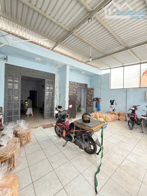 BÁN ĐẤT TẶNG NHÀ, HẺM Ô TÔ, PHAN VĂN HỚN - Q12, DT196m2, chỉ 10.x tỷ - 2