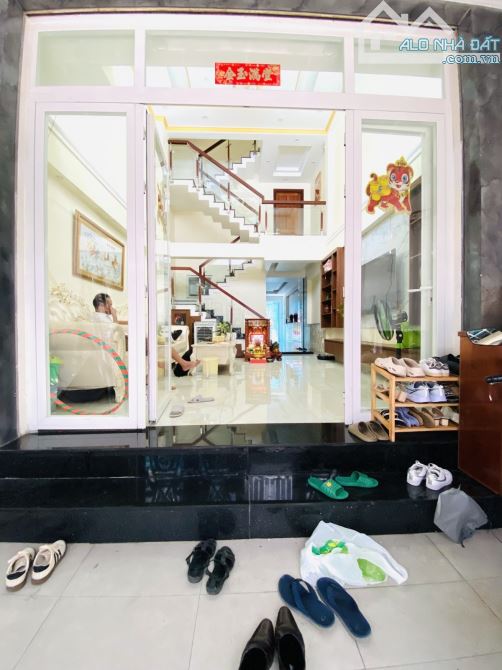 Bán nhà đẹp liền kề Phú Mỹ Hưng quận 7 - hẻm xe hơi 7 chỗ đỗ cửa - 2