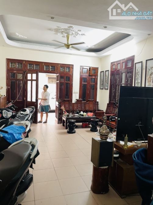 Bán nhà nhỉnh vị trí đắc địa nhỉnh 18 tỉ ,60m2  Ngay phố Hoàng Cung, ô tô tránh - 2