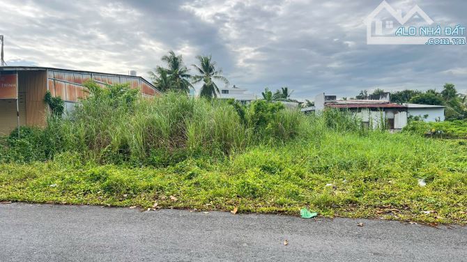 nền hàng hiếm  đất thuộc khu dân cư Ngân Thuận  Có 2 mặt tiền. Mặt trước là đường Đặng Văn - 2