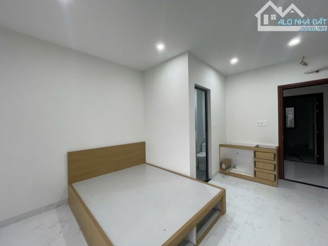 BÁN NHÀ  - DT:  GẦN 100M2 - NGAY VÒNG XOAY LÊ ĐẠI HÀNH  - NHÀ ĐẸP  - 4 TẦNG BỀ THẾ - 3