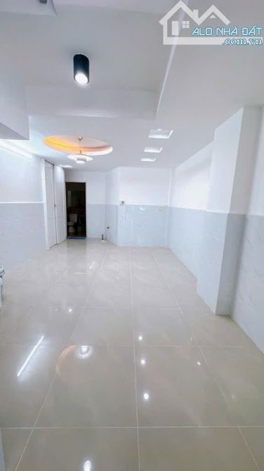 BÁN NHÀ Q4 CHDV 6 TẤM ĐÚC HÌNH THẬT VỊ TRÍ 1/ NGUYỄN KHOÁI GIÁ 6TỈ 750 GIÁP Q1 KDC HẺM 3M - 3