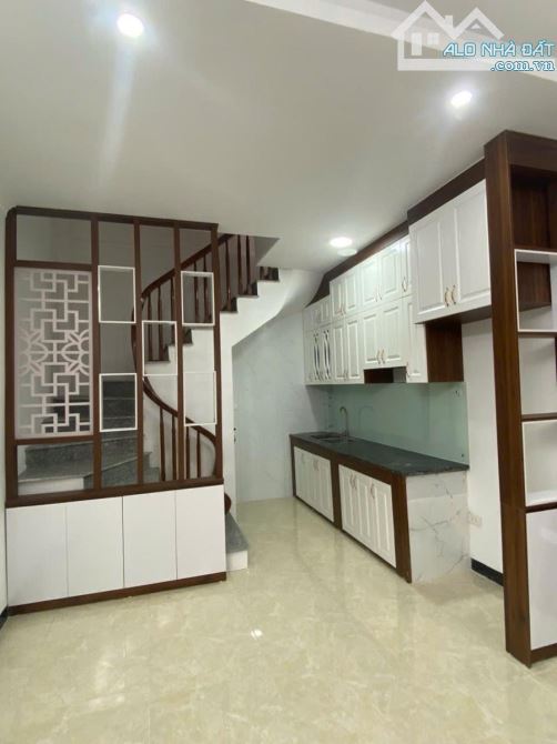 BÁN NHÀ LONG BIÊN - GẦN CHỢ ĐỒNG DINH - Ô TÔ CÁCH 20M - TRƯỚC NHÀ THOÁNG SÁNG - 3