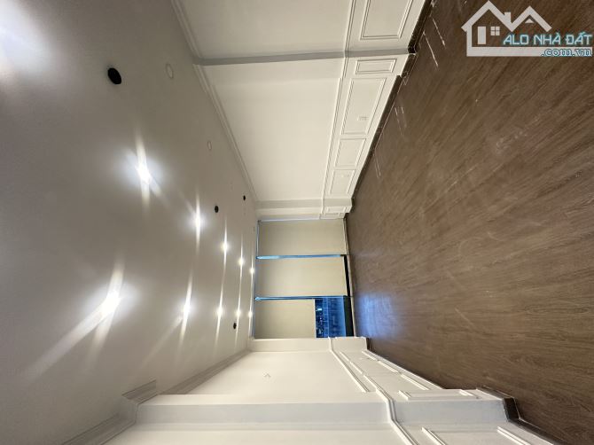 Cho thuê nhà mặt tiền Quận 3 - nhà 3 tầng mới có chỗ đỗ oto - 3