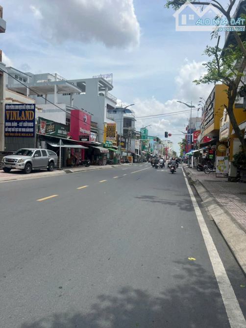 Cần chuyển nhượng lại căn nhà cấp 4 có gác lửng. Đoạn gần ngã tư phòng công chứng khả quan - 3