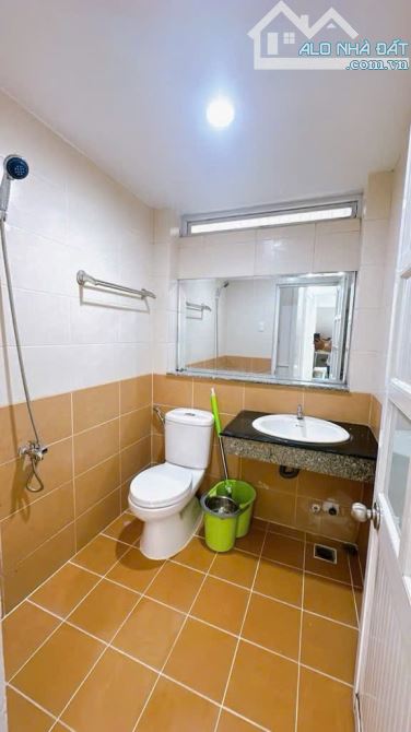 BÁN NHÀ Q4 CHDV 6 TẤM ĐÚC HÌNH THẬT VỊ TRÍ 1/ NGUYỄN KHOÁI GIÁ 6TỈ 750 GIÁP Q1 KDC HẺM 3M - 4