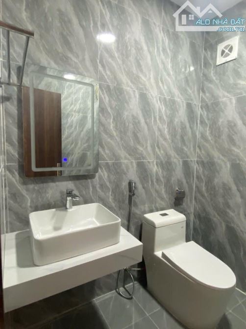 BÁN NHÀ LONG BIÊN - GẦN CHỢ ĐỒNG DINH - Ô TÔ CÁCH 20M - TRƯỚC NHÀ THOÁNG SÁNG - 4