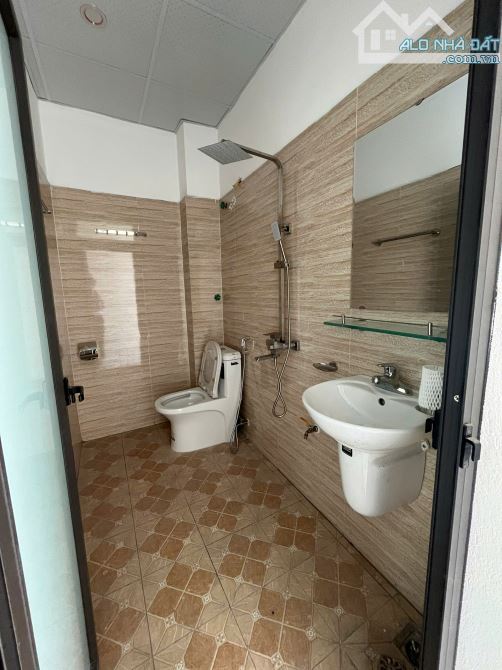 Cực rẻ!!! 3,x tỷ có ngay nhà 3 tầng, 44m2, oto đỗ cửa, sát vách Đại học TDTT - 4