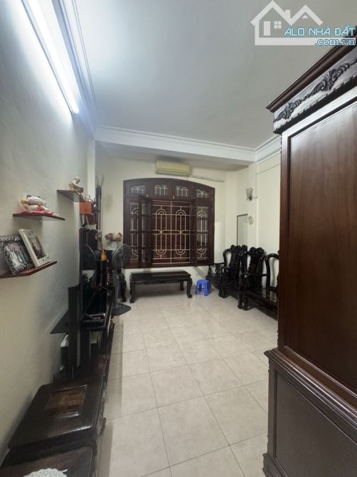 BÁN NHÀ PHỐ NGUYỄN CHÍ THANH 40M2 - PHÂN LÔ Ô TÔ TRÁNH, VÀO NHÀ - KINH DOANH VỈA HÈ - NGÕ - 4