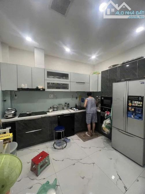 Bán nhà 3 tầng Hẻm xe hơi Trần Hưng Đạo, Quận 1, DT 52m2 ngang 4m4, giá 19 tỷ TL - 4