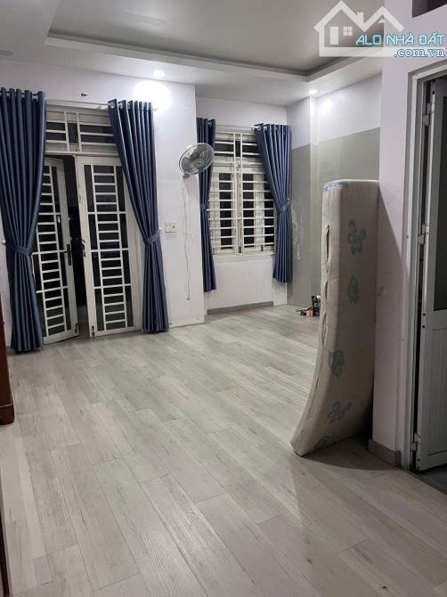 BÁN NHÀ TÔ KÝ Q12 - 4 TẦNG 90M2 ( 5.2M X 18M) - ĐƯỜNG 6M - HƠN 6 TỶ. - 4