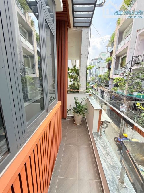Hẻm 5m- 3tâng - 50m2 .. 4pn. Sổ vuông, hoàn công . Gần ngã tư hàng xanh - 4