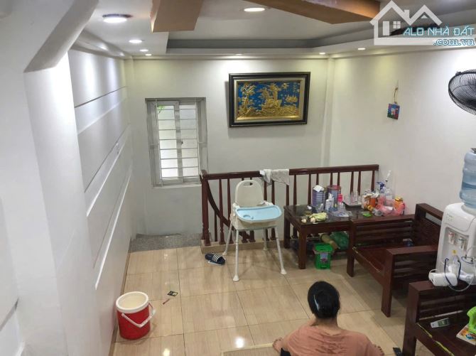 Cho thuê nhà ở ngõ 2 Cầu Bươu, Thanh Trì. Hà Nội , DT 35m 4.5 tầng, giá 10tr - 4