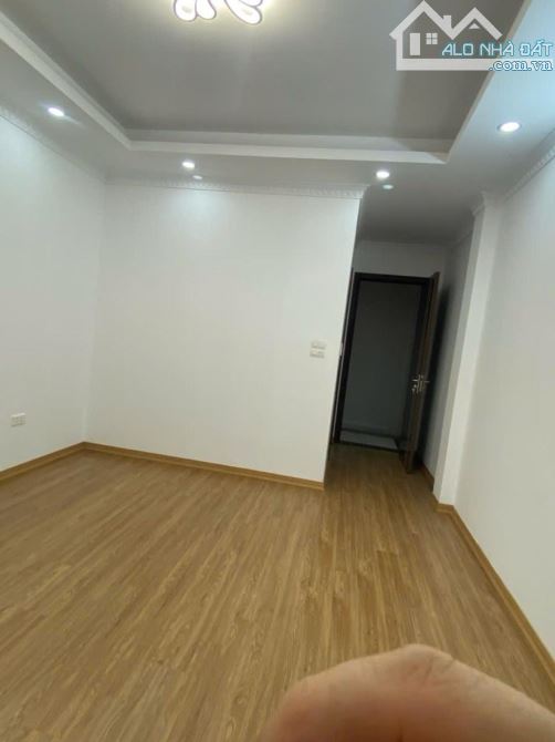 BÁN NHÀ LONG BIÊN - GẦN CHỢ ĐỒNG DINH - Ô TÔ CÁCH 20M - TRƯỚC NHÀ THOÁNG SÁNG - 5