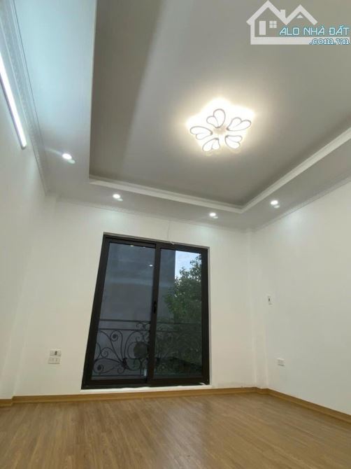 BÁN NHÀ LONG BIÊN - GẦN CHỢ ĐỒNG DINH - Ô TÔ CÁCH 20M - TRƯỚC NHÀ THOÁNG SÁNG - 6