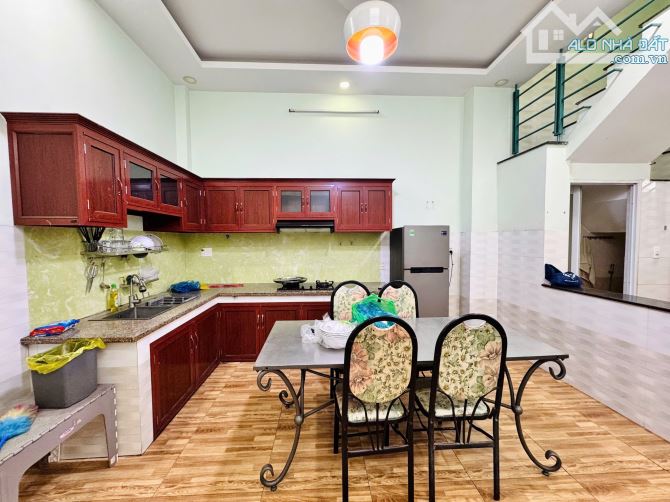 Bán nhà MT Đường số 12 p11 DT:4,5 x23,5 2 lầu 4pn , giá : 12 tỷ Tl - 6