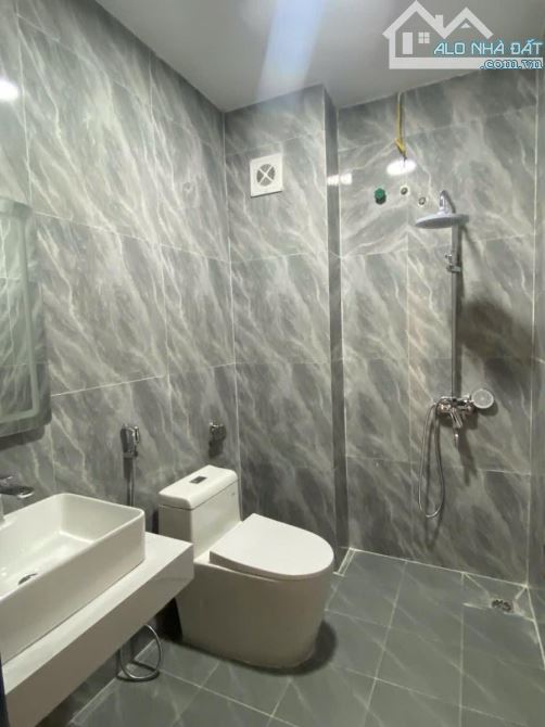 BÁN NHÀ LONG BIÊN - GẦN CHỢ ĐỒNG DINH - Ô TÔ CÁCH 20M - TRƯỚC NHÀ THOÁNG SÁNG - 7