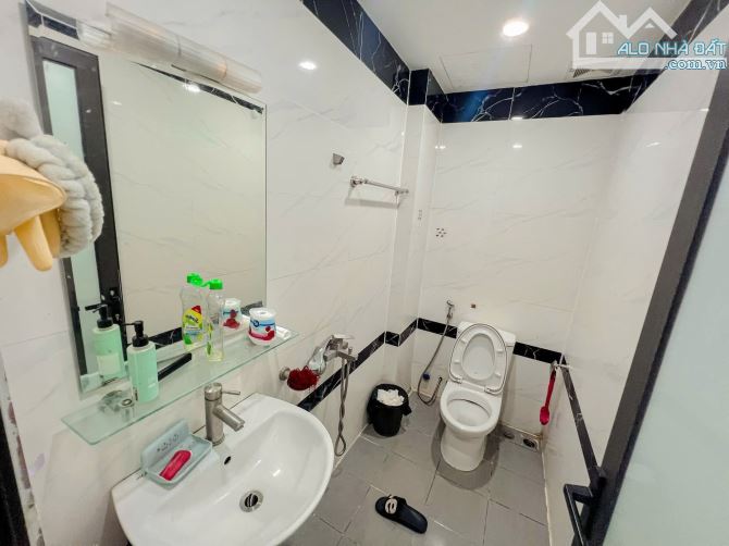 Nhà xây mới thang máy, lô góc Phố Láng Hạ,ba mặt thoáng, kdoanh cực tốt, 35m2. Giá 22.5 tỷ - 8