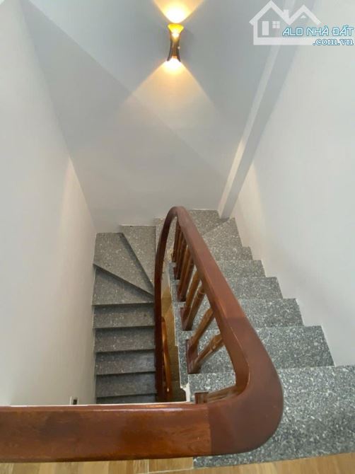 BÁN NHÀ LONG BIÊN - GẦN CHỢ ĐỒNG DINH - Ô TÔ CÁCH 20M - TRƯỚC NHÀ THOÁNG SÁNG - 8