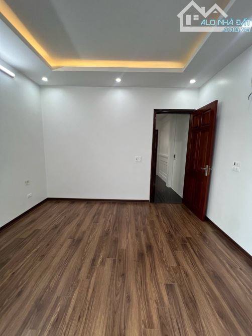 7.75 tỷ / 40 m2/ 5 tầng thạch bàn - 8
