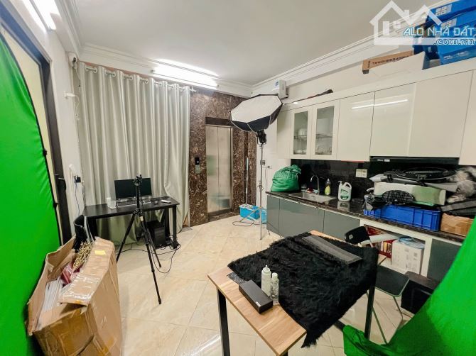 Nhà xây mới thang máy, lô góc Phố Láng Hạ,ba mặt thoáng, kdoanh cực tốt, 35m2. Giá 22.5 tỷ - 9