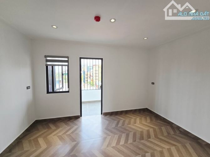 7 tầng thang máy oto vào nhà, full nội thất, Hoàng Quốc Việt, 65m2 x Văn phòng.Giá 31.8 tỷ - 9
