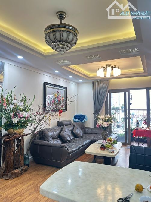 Cho thuê căn hộ  Home city 177 trung kính 3 phòng ngủ full  giá 18 tr có slot ô tô