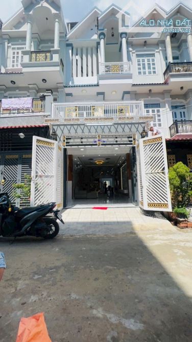 Bán nhà phố mới 3 tầng – Đường xe hơi 6m – TT Nhà Bè – Liền kề Q7 – Full nội thất cao cấp