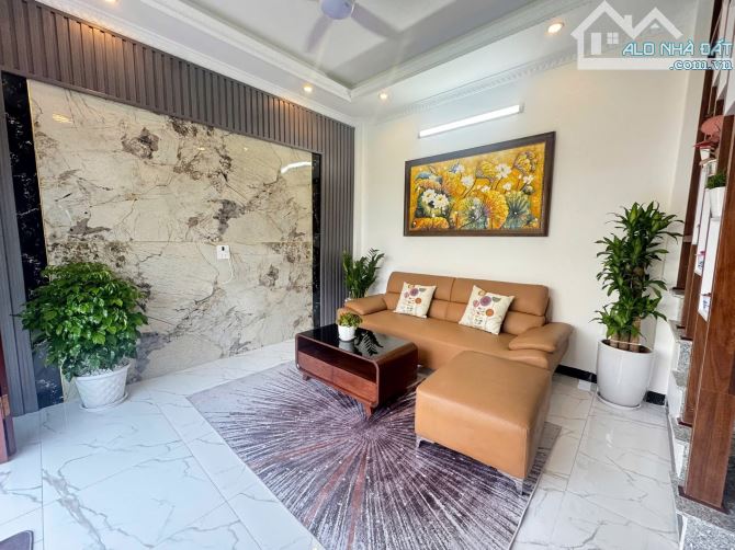 Bán nhà phường Việt Hưng – 4,5 tầng xây mới-giá 5ty3