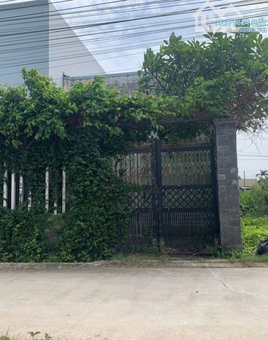 Chủ kẹt tiền cần bán gấp căn nhà xã Phú Đông 2 mặt tiền đường bê tông 5m