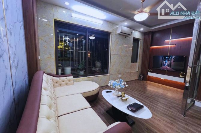 Bán nhà 6 tầng Ngõ Nhân Hòa 40m² MT 5.6m, ô tô vào nhà, 11.9 tỷ