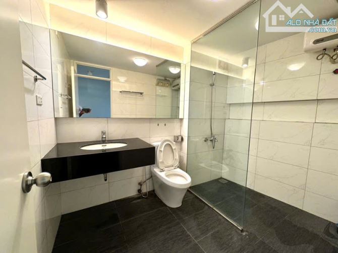 Bán gấp nhà 5 tầng Bồ Đề, 35m, chỉ với hơn 7 tỷ, full nội thất, còn mới nguyên.