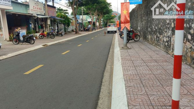 BÁN NHÀ MP TRẦN PHÚ – KHU 7 – CÔN ĐẢO, LÔ GIỚI 5M, VỈA HÈ, KINH DOANH, 7,5*42M. GIÁ 3X TỶ