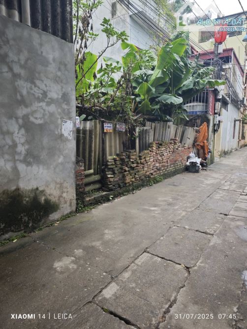 Thôn 3 Vạn Phúc. DT: 142m, MT: 7.2m, giá: 7 tỷ, oto7 chỗ đỗ cửa, cây xăng Đông Mỹ 500m