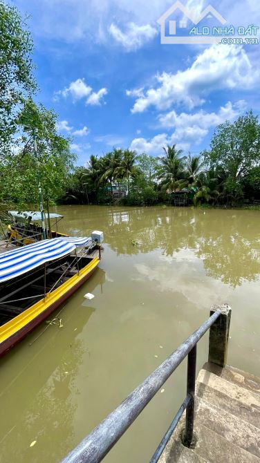 Homstay nghĩ dưỡng hơn 3000m2 view sông mát mẻ