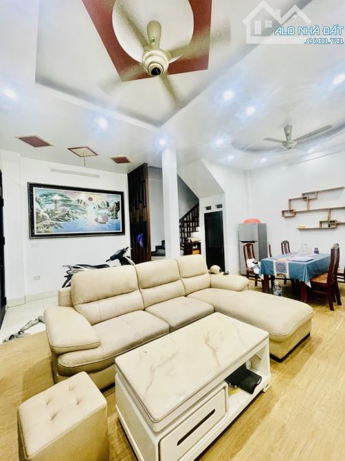 TỰU LTIỆT:44M² X 5TẦNG ĐẸP–Ô TÔ ĐỖ CỬA–NHÀ GIA CHỦ TỰ XÂY, CỰC TÂM HUYẾT, HƠN 6 TỶ