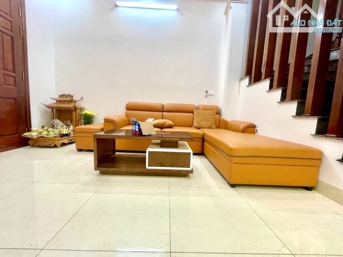 Bán nhà đẹp 5 tầng - ngõ nông gần phố Thạch bàn 40 m2 giá 7,8 tỷ