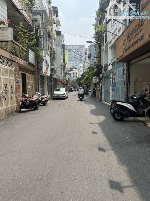Bán nhà Q3 - ngang hiếm 4.5m - xe hơi ngủ trong nhà 3 tầng