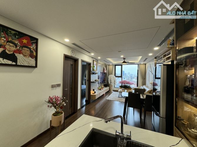 Bán căn hộ 93 Láng Hạ,2Pn, tầng cao view đẹp giá rẻ, có Slot oto, full nội thất cao cấp.
