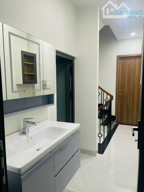 Bán nhà mặt tiền đường Phan Văn Trị Q5 dt(3 x 14m) giá 16 tỷ