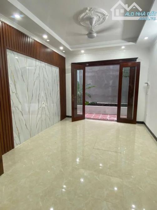 Nhỉnh 5 Tỷ, Bán Nhà Thạch Bàn Long Biên 30m2. 5 Tầng, Ô Tô Đỗ Cạnh Nhà, An Sinh Đỉnh Cao