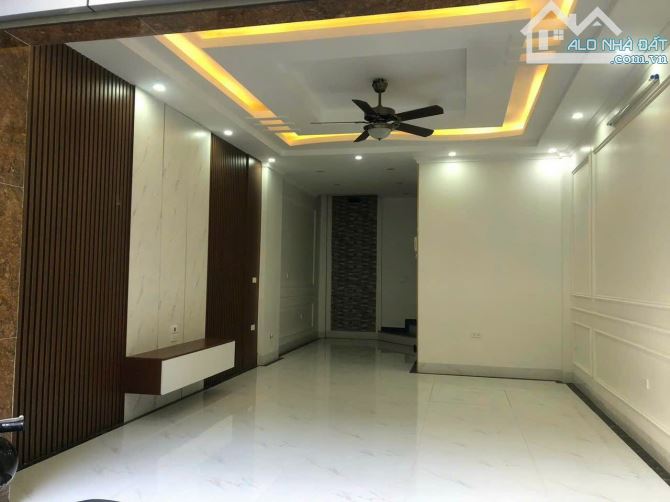 Cho thuê nhà ngõ 102 Khuất Duy Tiến, dt 45mx 5 tầng, oto đỗ cửa. 19tr/th