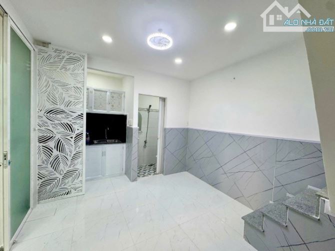 Bán nhà xinh 2 lầu 2 phòng ngủ hẻm Bình Đông, Quận 8
